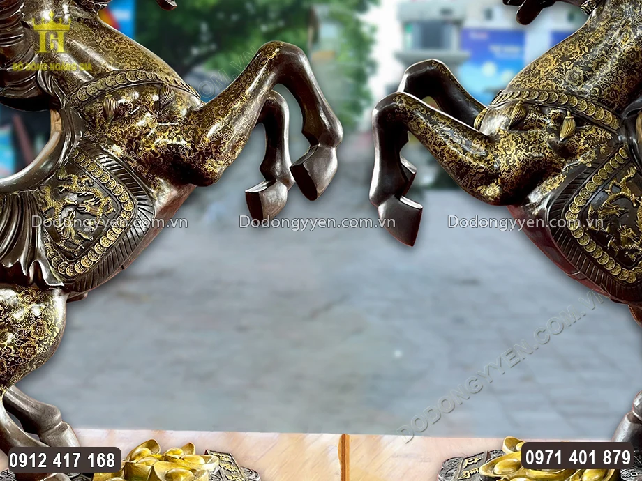 Ngựa được đúc với hai chân trước giơ cao, hai chân sau trụ vững trên tiền